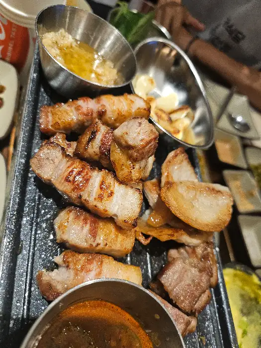 삼산돈의 노릇하게 구워진 삼겹살과 목살