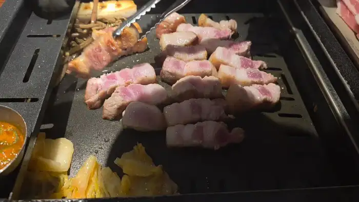 삼산돈에서 구워지는 다양한 부위의 돼지고기