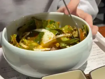 삼산돈의 풍성한 밑반찬 구성