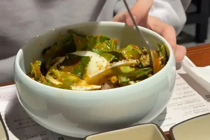 삼산돈의 풍성한 밑반찬 구성