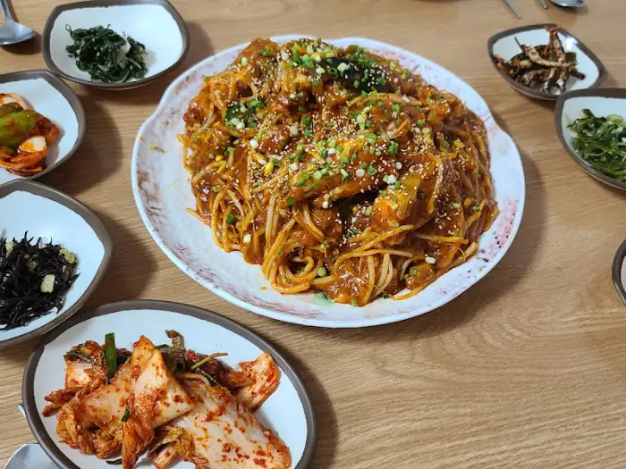 삼보식당의 아구찜과 여러 가지 반찬들