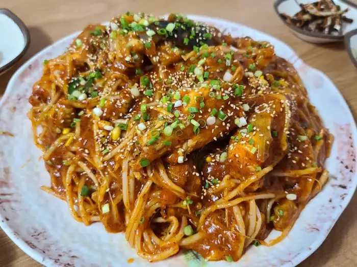 가까이서 본 삼보식당의 푸짐한 아구찜