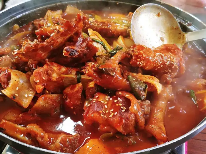 보글보글 끓고 있는 삼보식당의 닭도리탕