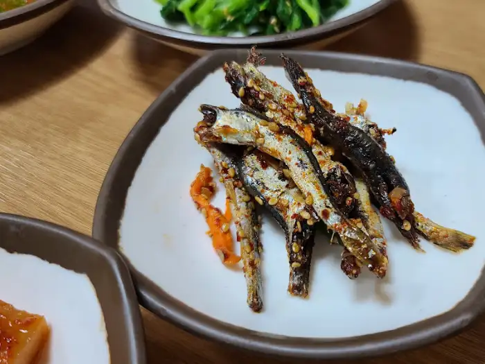 삼보식당의 밑반찬 중 하나인 꽈리고추 멸치볶음