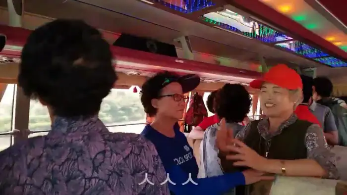 매장 내부에서 담소를 나누는 사람들