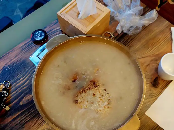산골애 오리백숙과 함께 제공되는 구수한 누룽지 죽