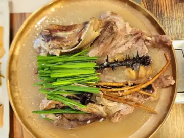 진주 산골애: 직장인 점심, 가족 외식까지 모두 잡은 보양 맛집 산골애 오리백숙, 부드러운 고기와 신선한 채소가 어우러진 모습