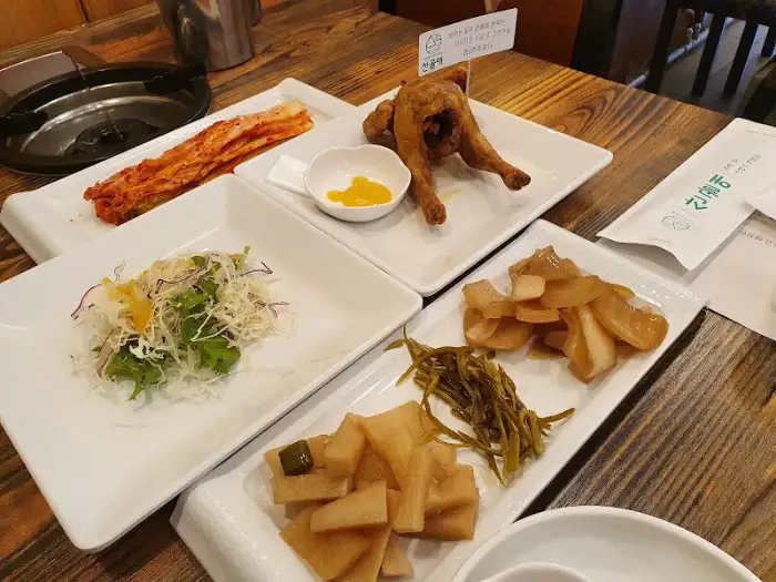 산골애의 푸짐한 한상차림, 오리백숙과 함께 다양한 밑반찬과 옛날 통닭이 제공된다.