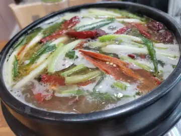새강변가든의 인삼메기탕, 푸짐한 재료와 깊은 국물