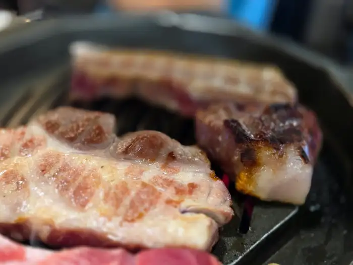 산성식육점 SANSUNG BUTCHERSHOP 진열된 삼겹살과 목살