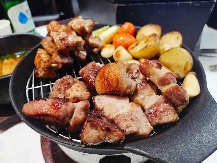 산성식육점 SANSUNG BUTCHERSHOP 숯불 위에서 구워지는 삼겹살과 감자, 방울토마토