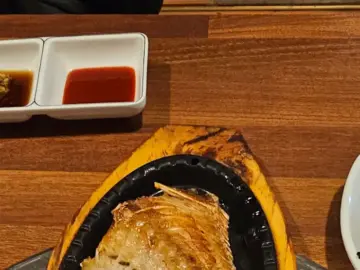 다양한 곁들임 반찬과 소스가 담긴 접시