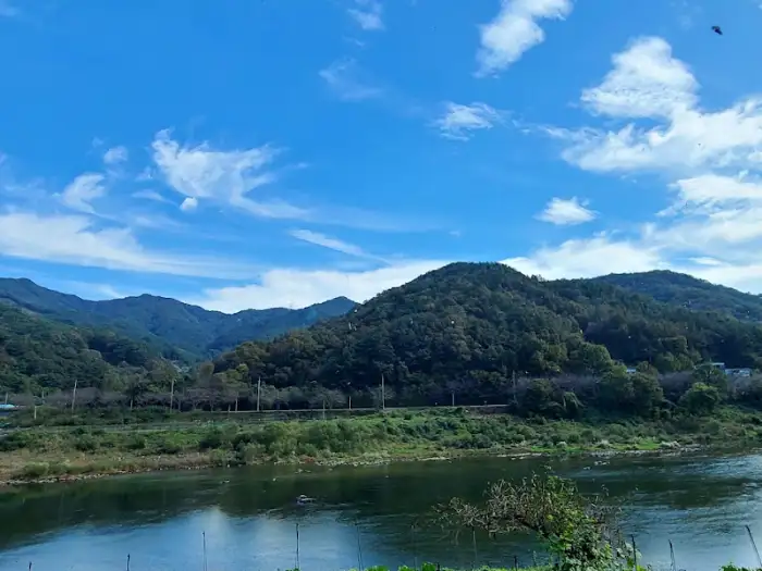 맑은 강과 푸른 산이 어우러진 별천지가든 주변 풍경