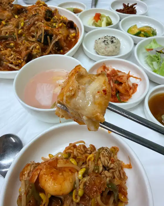 금복이네찜의 아구찜을 덜어내는 모습