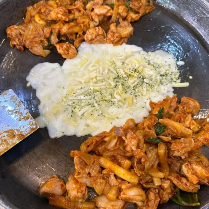 맛있게 익어가는 닭갈비