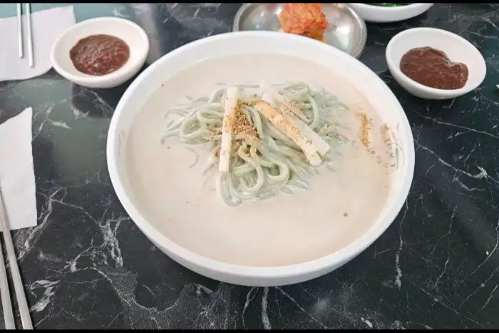 테이블에 차려진 콩국수 한 상 차림