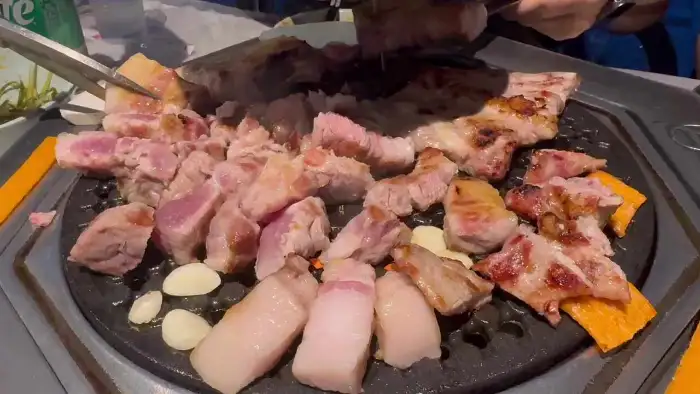 제줏간 전주혁신도시점의 두툼한 삼겹살이 불판 위에서 맛있게 구워지고 있는 모습