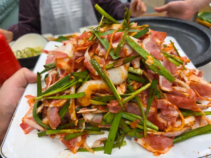 신선한 채소와 함께 준비된 얇게 썬 오리고기 요리