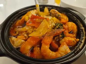신선한 해산물과 풍성한 채소가 어우러진 매콤한 빠에야