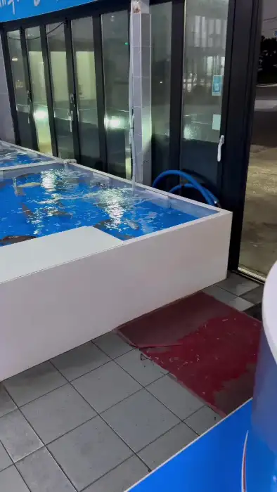 수족관이 있는 횟집 건물 외관