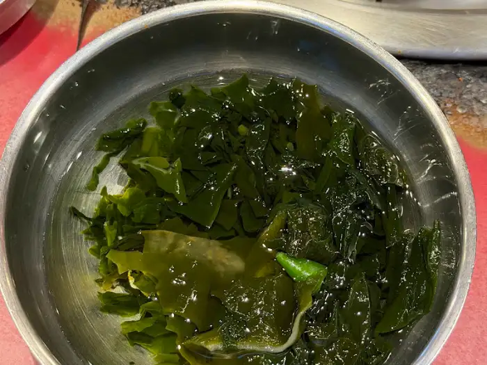 해초무침과 함께 나온 해산물