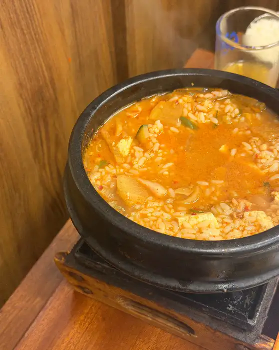 김이 모락모락 나는 뜨끈한 순두부찌개