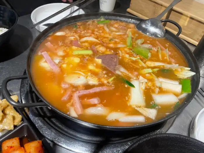 셀프바에서 가져온 밥과 반찬, 그리고 푸짐한 부대찌개