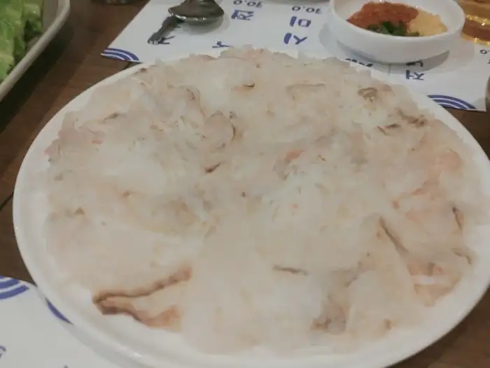접시에 푸짐하게 담긴 선어도 세꼬시