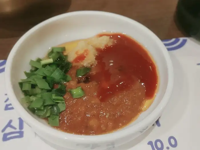 다양한 종류의 쌈장이 담긴 작은 그릇