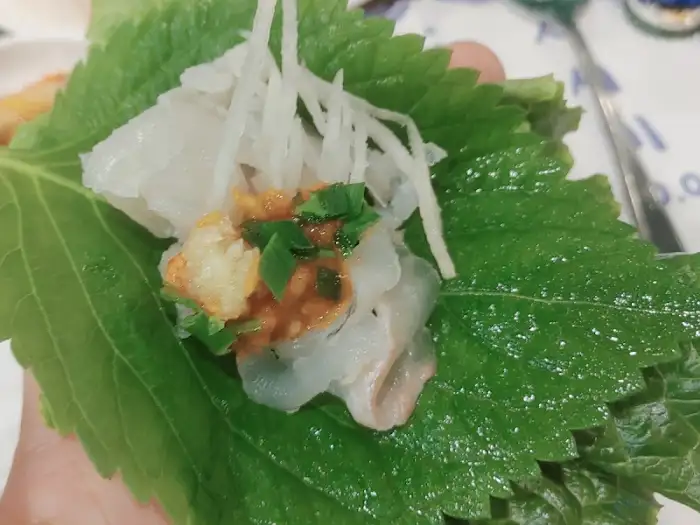 깻잎에 세꼬시, 쌈장을 얹어 먹는 방법