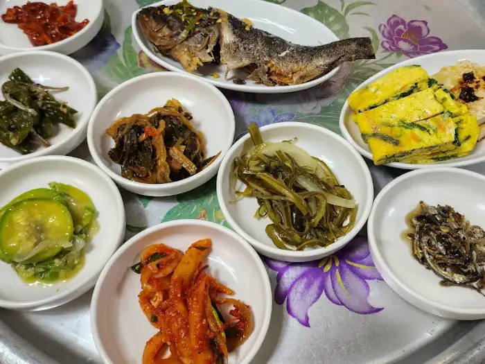 서부식당의 푸짐한 반찬 구성