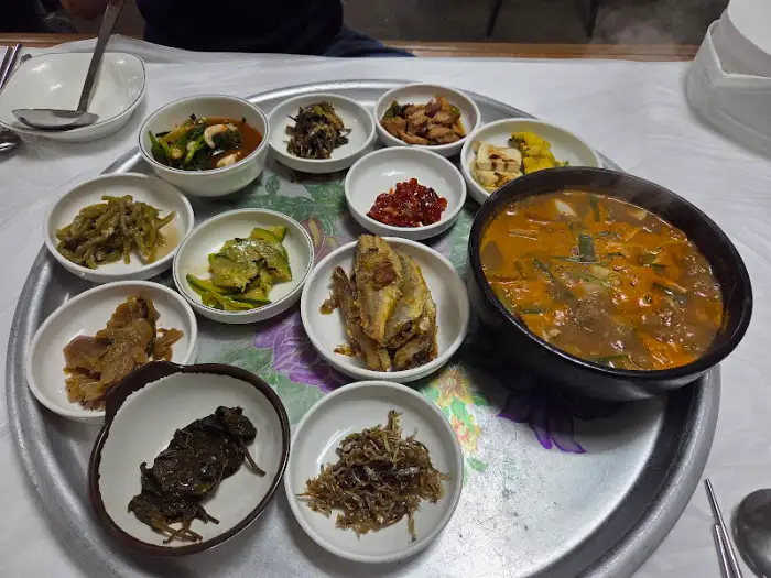 서부식당 푸짐한 한상차림과 꽃게 된장찌개