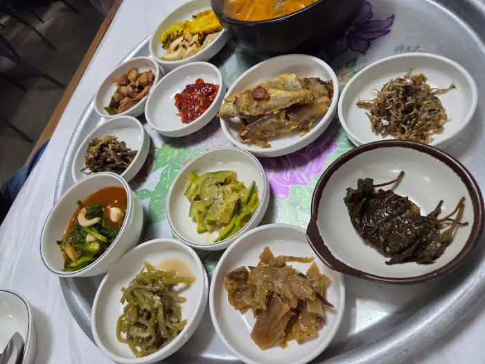 서부식당의 다양한 반찬들