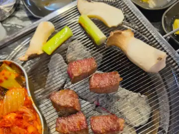 식껍 서대문역 직영점에서 구워지는 두툼한 고기와 큼직한 버섯