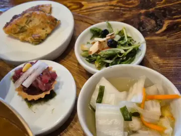 서울 서초 서관면옥: 다채로운 풍미와 정갈한 멋을 담은 냉면 맛집 서관면옥 점심 특선 '서관면상'의 다양한 곁들임 메뉴 구성