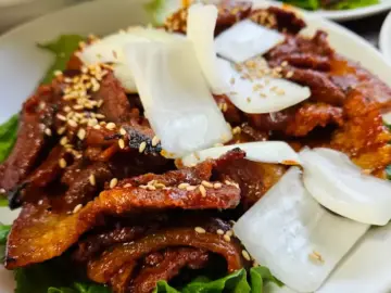 설성식당 연탄 불고기 한 접시, 참깨와 파채가 곁들여져 풍미를 더합니다.