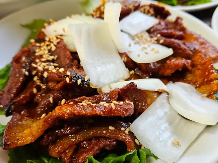 설성식당 연탄 불고기 한 접시, 참깨와 파채가 곁들여져 풍미를 더합니다.