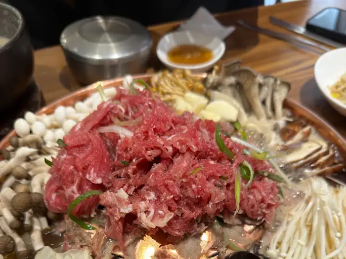 버섯집의 버섯불고기 전골 재료 준비 모습