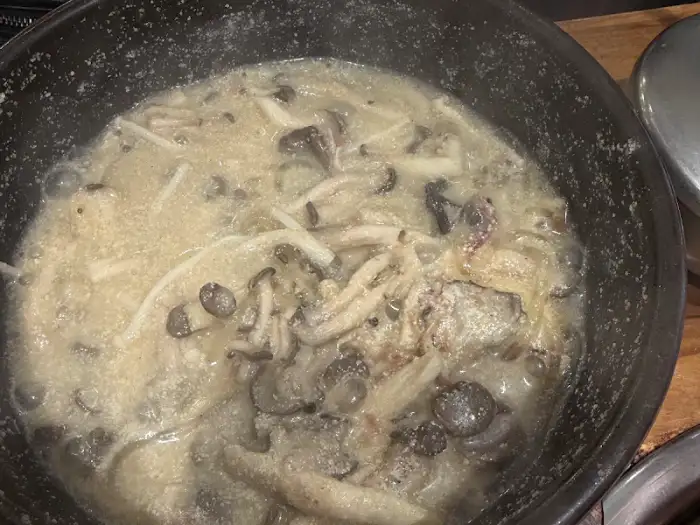 버섯집에서 제공되는 따뜻한 버섯탕 클로즈업