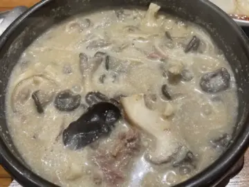 버섯집의 고소하고 진한 들깨버섯탕