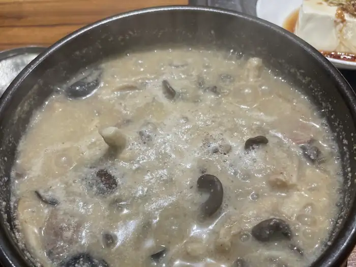버섯집 들깨버섯탕의 풍성한 버섯 건더기