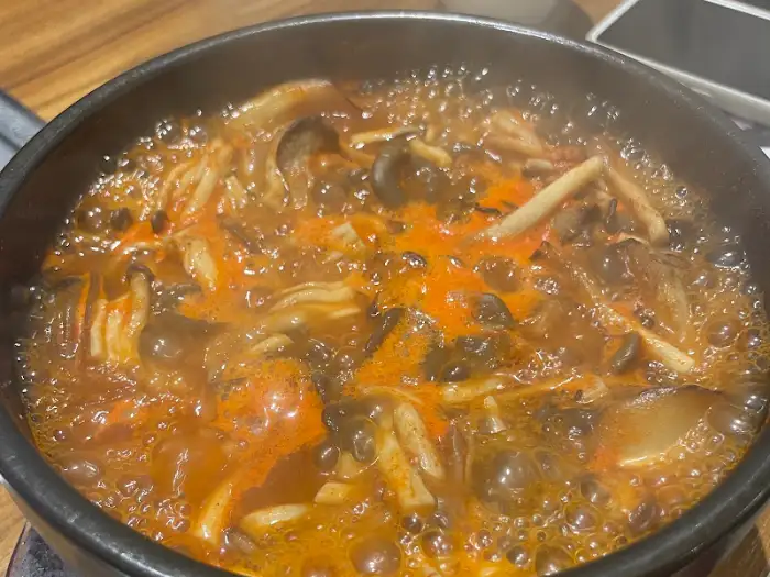 버섯집에서 보글보글 끓고 있는 얼큰버섯탕