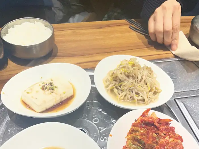 버섯집의 정갈하고 맛깔스러운 기본 반찬들