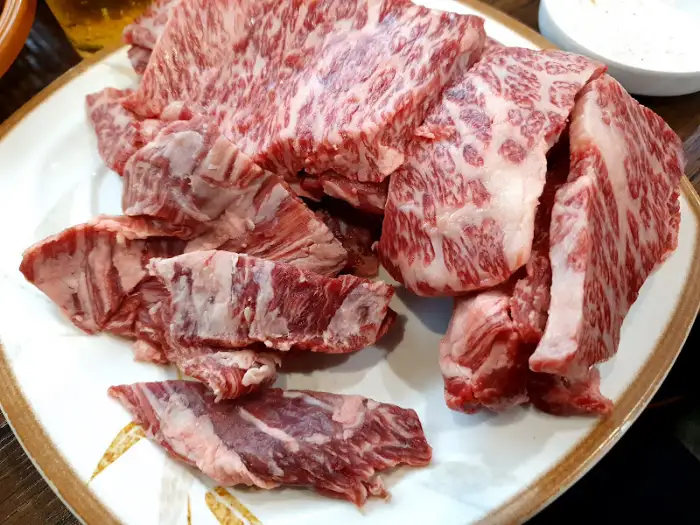 푸짐하게 담긴 신선한 한우 모듬