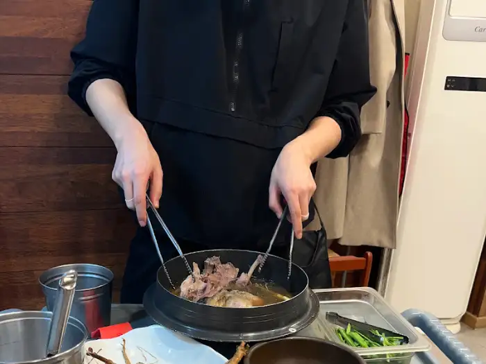 크을농의 능이오리백숙 조리 모습