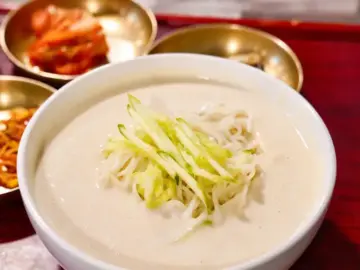 고모네원조콩탕황태탕의 뽀얗고 진한 콩국수와 정갈한 밑반찬