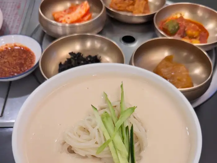 고모네원조콩탕황태탕의 콩국수와 다양한 밑반찬 구성