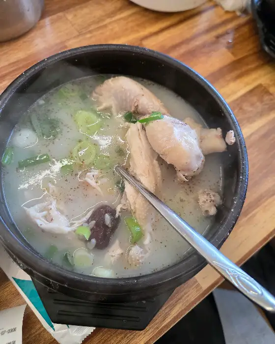 서울녹각삼계탕 청주지사 삼계탕의 닭고기 살점