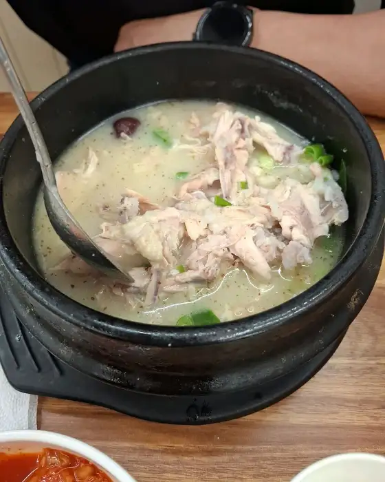 서울녹각삼계탕 청주지사에서 제공되는 닭고기 살점과 국물