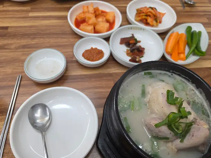 서울녹각삼계탕 청주지사 삼계탕과 여러 반찬